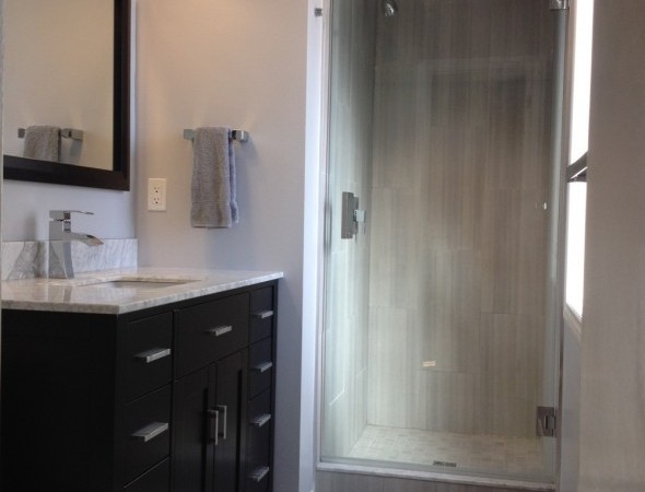 Primary bedroom en suite bathroom